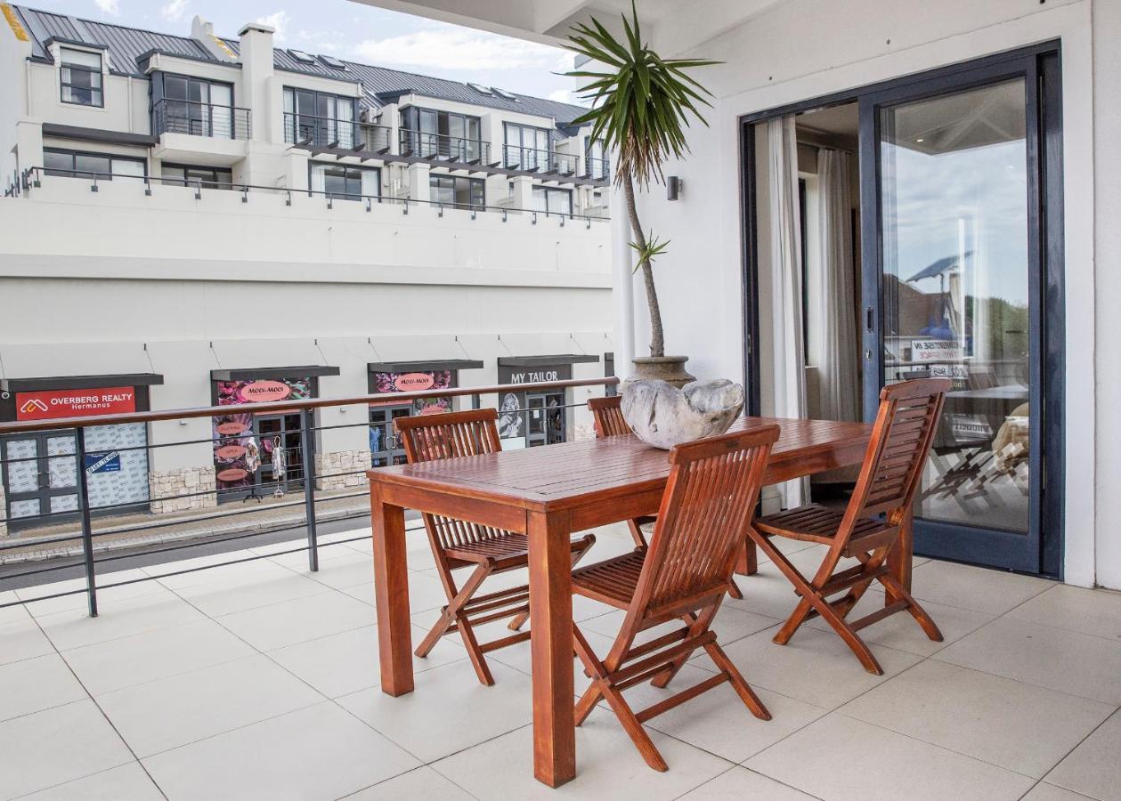 Marine Square Luxury Suites Hermanus Exterior foto